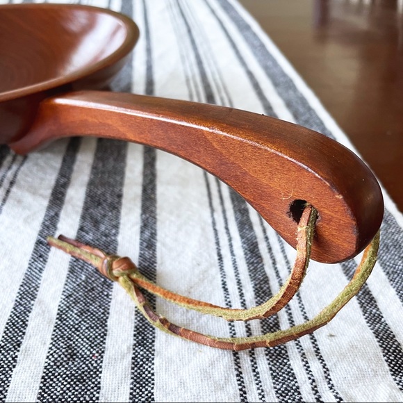 Munising Primitive 3 footed wooden bowl with handle - Picture 6 of 7